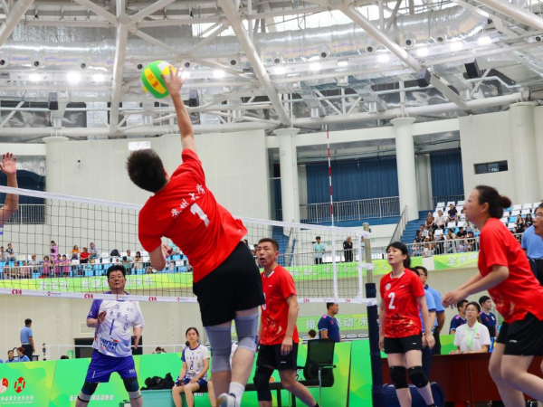 队员身手不凡，在赛场上一展身手
