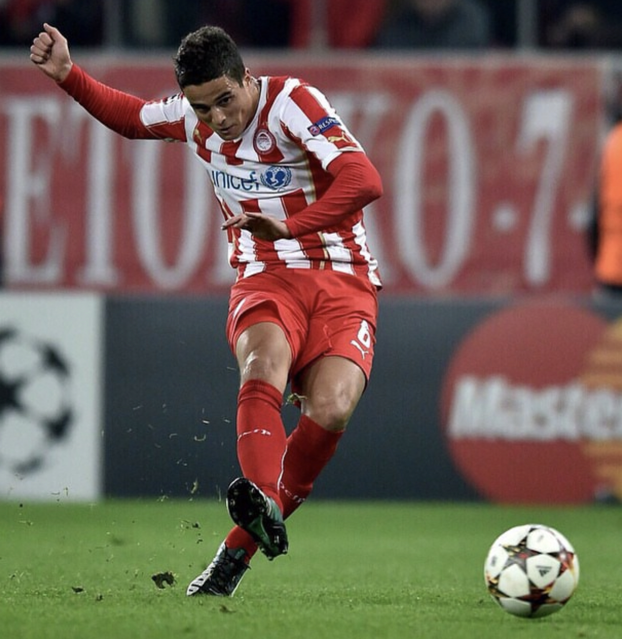 巴龙展现全能本质,斯托克城中场发挥关键 巴龙展现全能本质,斯托克城中场发挥关键