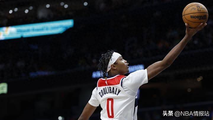 星球巨星在现场NBA比赛中的尴尬瞬间