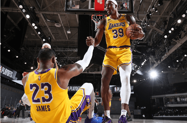 开拓者队全队合力，联手逆转夺取胜利